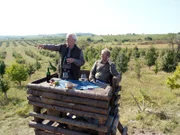 Thomas (Harald Krassnitzer, re.) und Gottfried (Wolfgang Hübsch) genießen vom Hochstand aus den Ausblick über das wunderbare Land.
