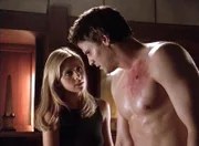 l-R: Buffy (Sarah Michelle Gellar) und Angel (David Boreanaz)