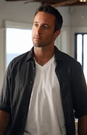 Als bei den berühmten Coral Prince Surfmeisterschaften der Chef von Coral Prince, Ian Adams, auf dem Board stehend erschossen wird, werden Steve (Alex O'Loughlin) und sein Team beauftragt, den Täter zu finden ...