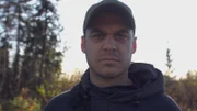 Chris Morse bereitet sich in seiner Hütte am Cosna River auf das Leben in der Wildnis vor (National Geographic/Dwayne Fowler).