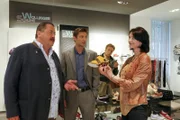 (v.li.): Die Kommissare Korbinian Hofer (Joseph Hannesschläger), Sven Hansen (Igor Jeftic) und Michi Mohr (Max Müller) treffen am Tatort in der Schuhfabrik auf die Pathologin Dr.Sabine Eckstein (Petra Einhoff).