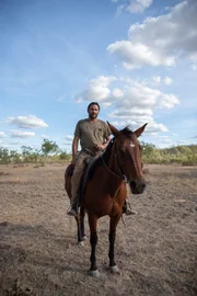 Hazen Audel auf einem Pferd im australischen Outback.