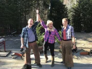 Anlässlich Bernds Geburtstag besuchen Reiseleiter Bernd, Entertainment Managerin Corina von Wedel, Zweiter Offizier Christian Baumann und Reiseleiter Moritz in Bar Harbor, Maine (USA) die bekannte Timbersports-Vertreterin "Timber Tina" Tina Scheer und ihre Lumberjacks. Timber Tina kürt Bernd als Sieger in einer der Disziplinen.