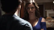 Kate (Jill Wagner, re.) entdeckt Scott (Tyler Posey) dabei wie er im Haus herum schleicht...