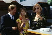 Bei der PR-Veranstaltung von Balbeck-Bier verfolgen Margot Balbeck (Ruth Maria Kubischek, re.), Sohn Jan (Sigmar Solbach) und seine Verlobte Barbara (Sabine Postel, Mi.) aufmerksam das Treiben.