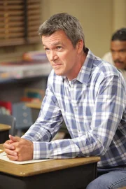 Weil Brick eine schlechte Note in Mathe eingeheimst hat, müssen Mike (Neil Flynn) und Frankie zum Nachhilfeunterricht in der Schule anrücken ... Weil Brick eine schlechte Note in Mathe eingeheimst hat, müssen Mike (Neil Flynn) und Frankie zum Nachhilfeunterricht in der Schule anrücken ...