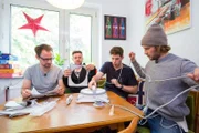 Ein Kölner Studenten-WG testet einen Fensterreiningungs-Roboter.