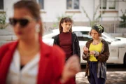 Joyce (Matilda Willigalla, r.) und Io (Clara Jaschob; M.) haben sehr unterschiedliche Einstellungen zur Initiatorin des Theaterwettbewerbs Laura Larsson (Claudia Lenze, l.).