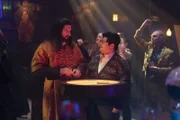 Nandor (Kayvan Novak, Mitte l.); Guillermo (Harvey Guillén, Mitte)