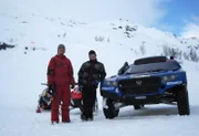 Dan Lang (l.) und Daniel Bodean fahren um die Wette mit VWs Rally Touareg.