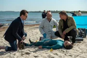Eine unbekannte Frau wird tot aus dem Wasser geborgen. Lars (Ingo Naujoks, li.), Dr. Henning Strahl (Christoph Tomanek, mi.) und Finn (Sven Martinek, re.) begutachten die Leiche.