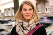 Stella (Bettine Langehein) will um Paco kämpfen.