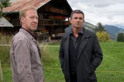 Dr. Martin Gruber (Hans Sigl, r.) besucht Herbert Sattler (Oliver Stritzel, l.) auf seinem Hof, um ihm von den Laborwerten zu berichten. Diese bestätigen Dr. Grubers Vermutung auf eine Krebserkrankung.