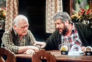 Opa Stangl (Peter Steiner) und Martl (Anton Feichtner) überlegen, was die Frauen wohl vorhaben.