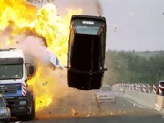 Bei einer Verfolgungsjagd auf der Autobahn wird auf einen Tanker geschossen, um mit der Explosion die Polizei abzuschütteln. Der Plan funktioniert, der Wagen der Drogenfahndung überschlägt sich.