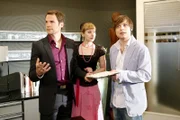 Bruno (Tim Sander, r.) gelingt es trotz aller Versuche nicht, von Paolo (Thorsten Feller, l.) eine Unterschrift zu bekommen, damit die Schuhfirma von Kerima aufgekauft werden kann. Auch Ariane (Lilly Anders, M.) hilft ihm nicht.