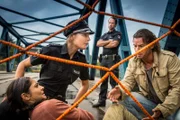 Der Schauspieler Tim Schneider (Stephan Luca, r.) mischt sich in Melanies (Sanna Englund, 2.v.l.) und Mattes' (Matthias Schloo, 2.v.r.) Einsatz ein, obwohl Mattes ihn angewiesen hatte, im Streifenwagen zu bleiben. Auch die verletzte Demonstrantin Mina (Pegah Ferydoni, l.) wundert sich über den seltsamen Möchtegern-Polizisten.