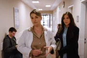 Katja Baumann (Simone Thomalla, r.) trifft im Krankenhaus auf Dr. Lucia Fabiansky (Ines Lutz, 2.v.l.).