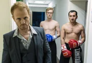 ARD HEITER BIS TÖDLICH - KOSLOWSKI & HAFERKAMP, neue Vorabendserie mit 16 Folgen, FOLGE 12, "Fliegende Fäuste". Die Spur des toten Albaners Kreshnik führt Hasan Haferkamp (Tim Seyfi, r.) in einen Fight-Club. Um an den Boss des Clubs zu gelangen, tritt Hasan gegen den schlaksigen Simon (Eric Bouwer, M.) an und rechnet sich gute Chancen aus diesen zu besiegen (mit Komparse).