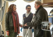 ARD TATORT: DECKNAME KIDON, Österreich 2013, Regie Thomas Roth. Bibi Fellner (Adele Neuhauser) und ihr Kollege Moritz Eisner (Harald Krassnitzer, re.) untersuchen gemeinsam mit dem Kriminaltechniker Slavik (Stefan Puntigam) den Tatort.