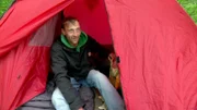 Nachdem der obdachlose Stephan (42) in Bremen zuletzt entweder bei einem Kumpel oder bei Ex-Freundin Nicole übernachtet hatte, campiert er nun wieder an der Weser.