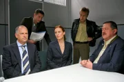 Hansen (Igor Jeftic, 2.v.l.), Hofer (Joseph Hannesschläger, r.) und Mohr (Max Müller, 2.v.r.) vermuten, dass das Ehepaar Meissner (Jutta Fastian, m.; Frank Röth, l.) hinter dem Verbrechen steckt.