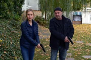 Linett (Stefanie Stappenbeck) und Otto (Florian Martens) rennen zum Bootshaus.
