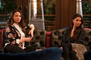 Die Klatsch-Reporterin Valeria Castillo (Roselyn Sanchez, r.) weiht Lucy Chen (Melissa O’Neil, l.) in ein Verbrechen ein, das sie aufgedeckt hat.