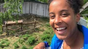 Pia vor dem Vielfraßgehege im Ranua Zoo, im Hintergrund Vielfraßweibchen Khurma