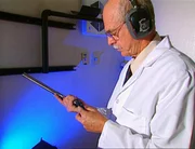 Der Forensiker T. Johnson untersucht die potentielle Tatwaffe.