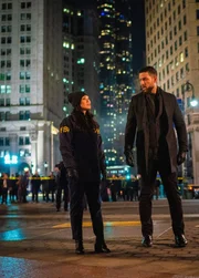 Special Agent Omar Adom 'OA' Zidan (Zeeko Zaki, l.); Emily Ryder (Catherine Haena Kim, r.)