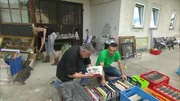 Trödelexperte Mauro Corradino (re.) im Einsatz.