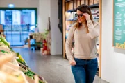 Lisa Gadenstätter bei einem Experiment in einem Lebensmittelgeschäft. Sie trägt dabei eine Eye Tracking Brille, welche aufzeichnen soll, worauf Lisas Blicke fallen – bewusst und unbewusst.