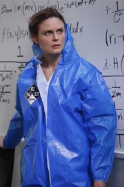 Brennan (Emily Deschanel) will das Büro der ermordeten Wissenschafterlin nach Radioaktivität untersuchen.