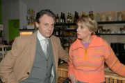Jo Gerner (Wolfgang Bahro) versichert Yvonne (Gisa Zach), dass es mit Matilda scheinbar gut läuft.