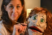 Manuela Linshalm – Schauspielerin und Puppenspielerin mit Frau Gerda.