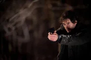 Weil ihm die Unterscheidung zwischen Halluzination und Wirklichkeit inzwischen kaum noch gelingt, zögert Will Graham (Hugh Dancy) den Abzug zu betätigen ...