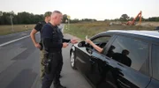 Entlang der grünen Grenze an Oder und Neiße steht die Polizei beider Länder täglich vor neuen Herausforderungen. Viele Einsätze werden im Gemeinsamen Lagezentrum der Deutsch-Polnischen Polizei in Świecko südlich von Frankfurt (Oder) koordiniert. Im sächsischen Dreiländereck fahren auch deutsch-tschechische Teams gemeinsam Streife, immer wieder auf der Suche nach gestohlenen Autos. Kontrollen des Grenzverkehrs gehören zu den Aufgaben des deutsch-polnischen Teams in Ludwigsdorf.