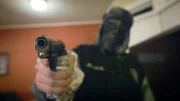SAN FRANCISCO, Kalifornien - Bobby, der Drogenkurier, hält uns eine Waffe ins Gesicht.