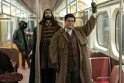 Nandor (Kayvan Novak, Mitte); Guillermo (Harvey Guillén, r.)