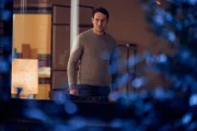 Leif (Sebastian Zimmler) merkt, wie Alex sich verändert hat und sich immer mehr von ihm distanziert. Ihn plagt das Gefühl, dass seine Frau ihm etwas verheimlicht.