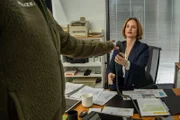 Hubert (Christian Tramitz) ist auf Spurensuche in der Immobilienagentur Hinterholzer. Weiß Firmenchefin Judith Hinterholzer (Lara Joy Körner), wem das Handy vom Tatort gehört?