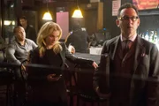 Harold Finch (Michael Emerson) und Irina (arisa Polonsky)