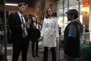 In Begleitung der Reporterin Riku Iwanaga (Seiko Matsuda, 2.v.l.) suchen Booth (David Boreanaz, l.) und Brennan (Emily Deschanel) Eddie Ceraficki (James Madio) auf, um ihn zu befragen.