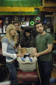 Dee (Kaitlin Olson, l.) und Mac (Rob McElhenney, r.) finden in einem Müllcontainer ein Baby und nehmen es mit nach Hause ...