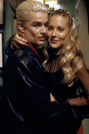 Spike (James Marsters, l.) und seine neue Freundin Harmony (Mercedes McNab, r.) sind in Hassliebe verbunden.