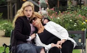 Gretchen (Diana Amft, l.) besucht die Mutter von Alexis (Ingrid van Bergen) im Pflegeheim.