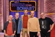 Moderator Kai Pflaume (M.) und seine Rateteam-Kapitäne Bernhard Hoëcker (l.) und Elton (r.) begrüßen in dieser Sendung den Komiker, Musiker, Autor und Entertainer Jürgen von der Lippe (2.v.l.) und den Schauspieler und Komiker, Christoph Maria Herbst (2.v.r.).