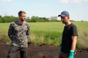 Die Autoren Benedict Wermter und Michael Billig sind auf einer abgebrannten Altreifen-Halde unterwegs.