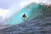 Schön, riesengroß, schnell und gefährlich: All das trifft auf die Wellen am bekannten und beliebten Surf-Spot Teahupo’o auf Tahiti zu.